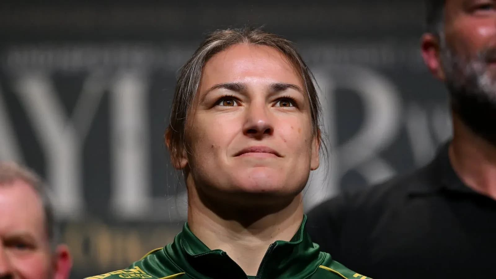 Atleta en evento de pesaje con mirada decidida