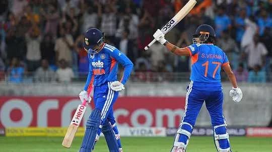 Jugadores de cricket de India celebrando un momento clave