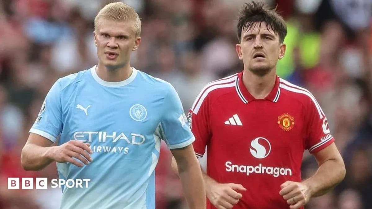 Jugadores de Manchester City y Manchester United en acción