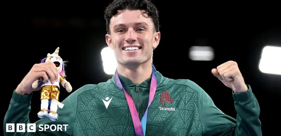Atleta sosteniendo medalla y muñeco en podio