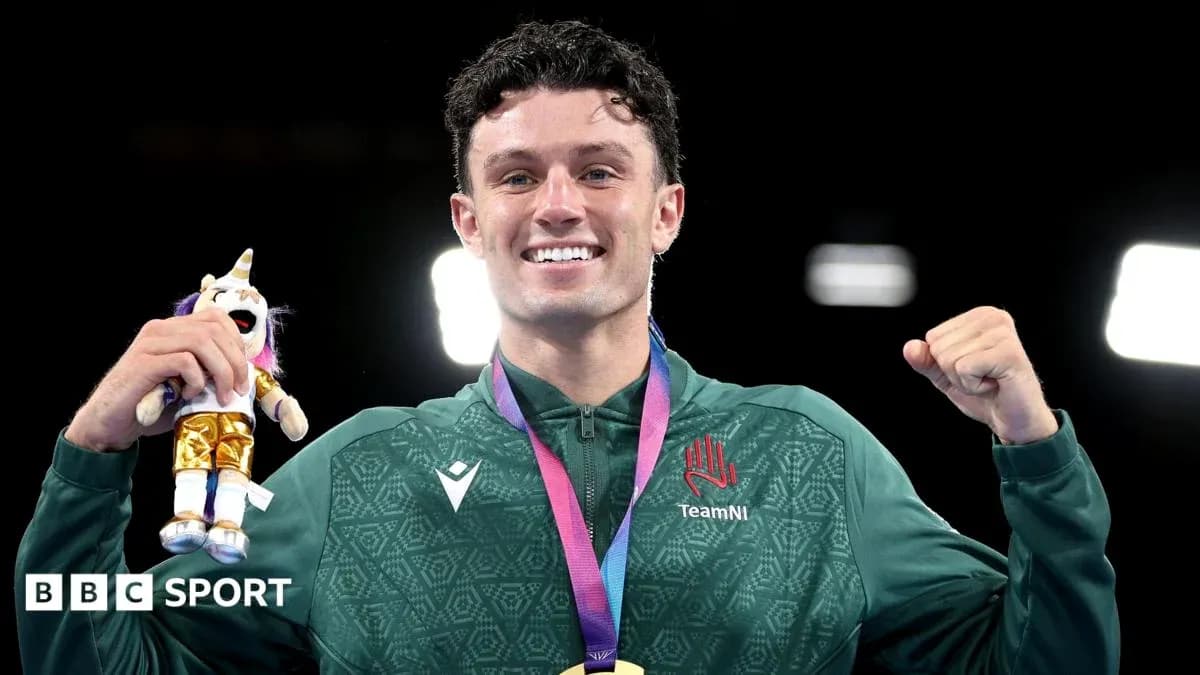 Atleta sosteniendo medalla y muñeco en podio