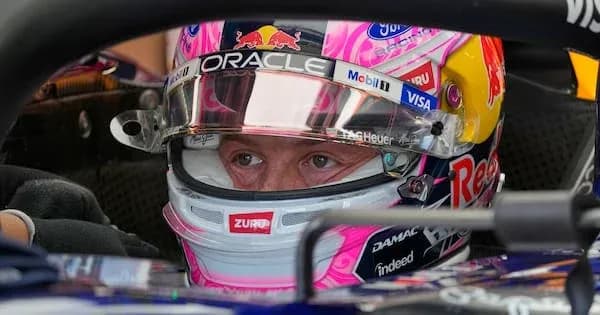 Piloto con casco dentro de un monoplaza de F1