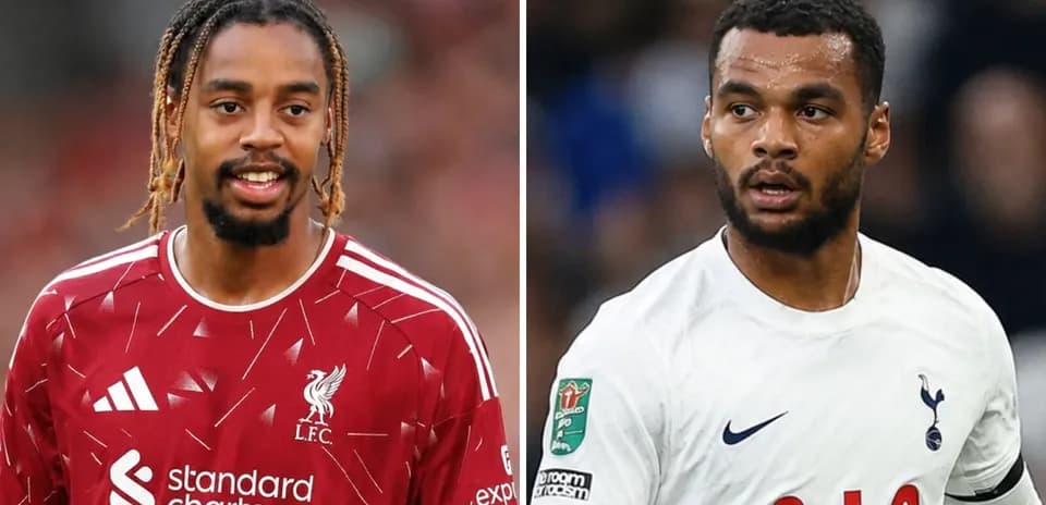 Jugadores de Liverpool y Tottenham en el campo