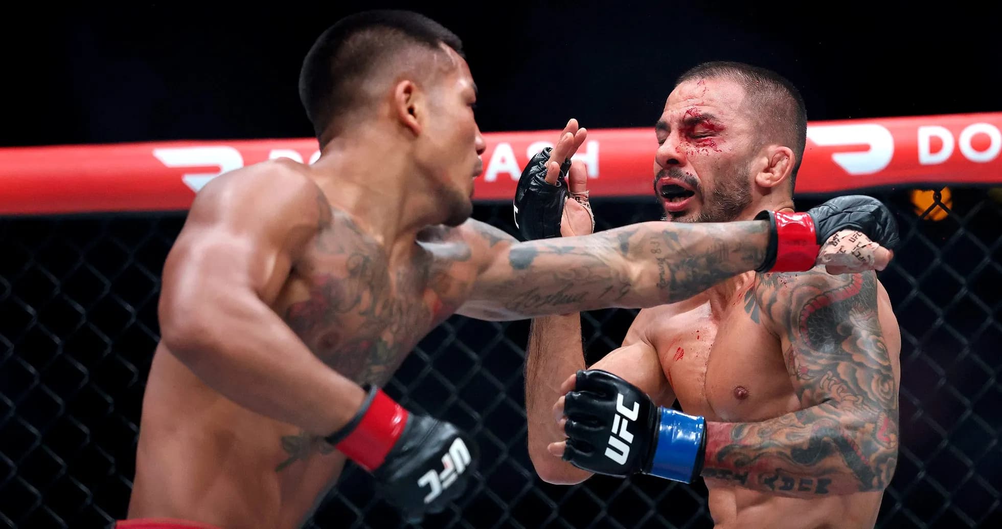Peleador golpeando a su oponente en combate