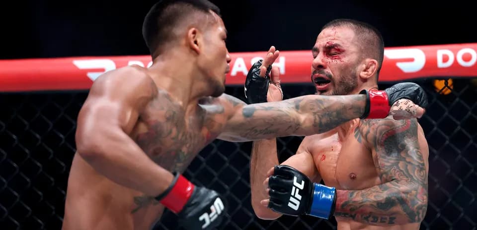 Peleador golpeando a su oponente en combate