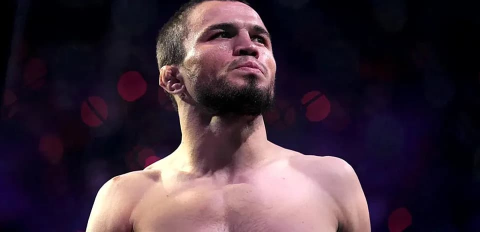 Luchador de MMA de pie en el escenario