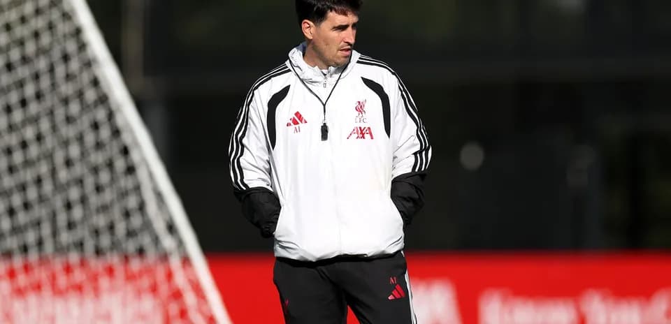 Entrenador de Liverpool supervisando entrenamiento en campo
