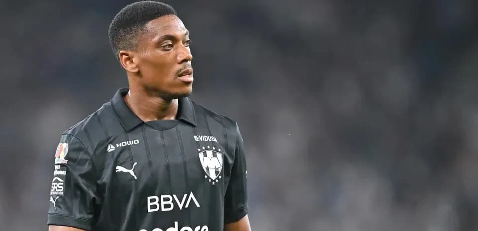 Jugador de Monterrey en uniforme negro en el campo