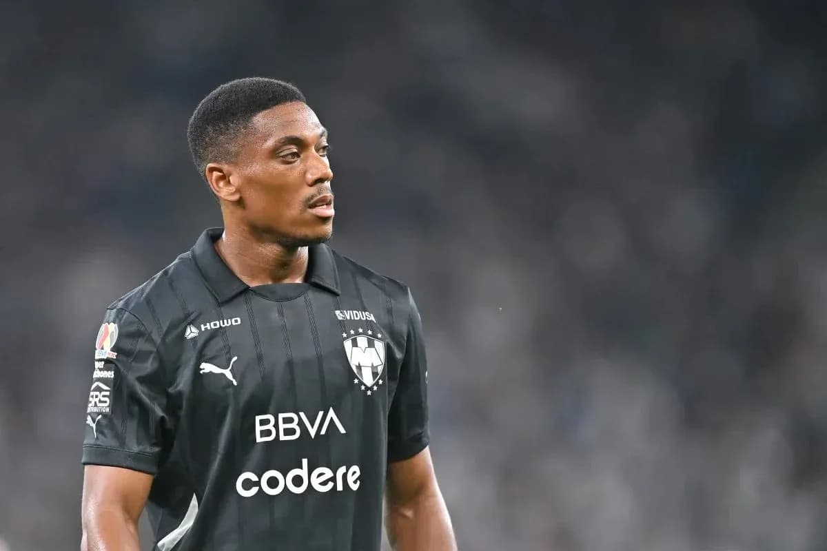 Jugador de Monterrey en uniforme negro en el campo