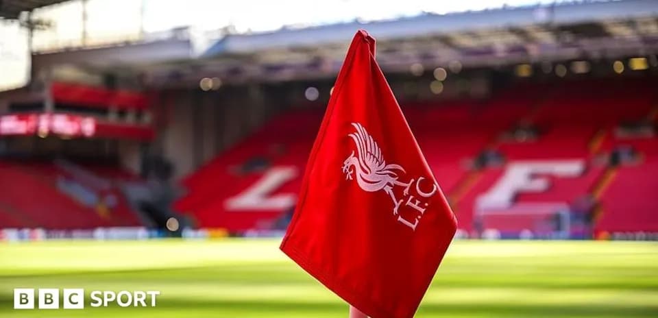 Esquina del campo con bandera de Liverpool FC