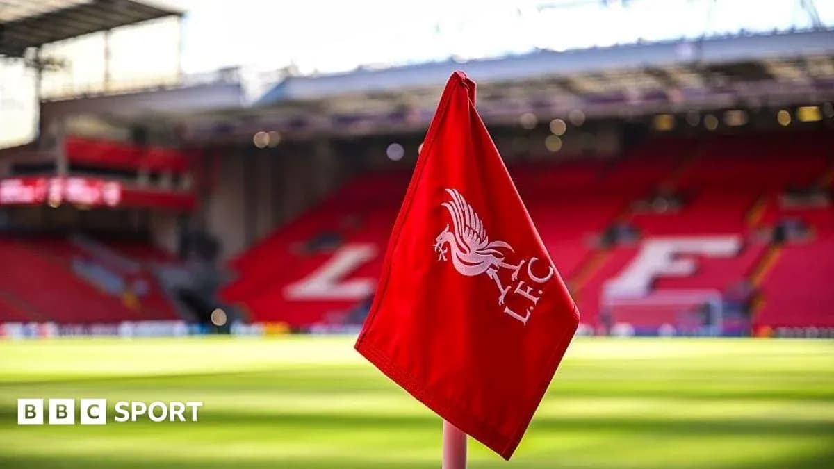 Esquina del campo con bandera de Liverpool FC