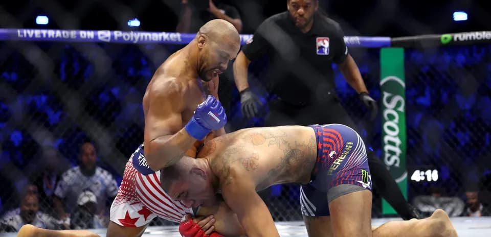 Luchador en posición dominante durante combate de MMA