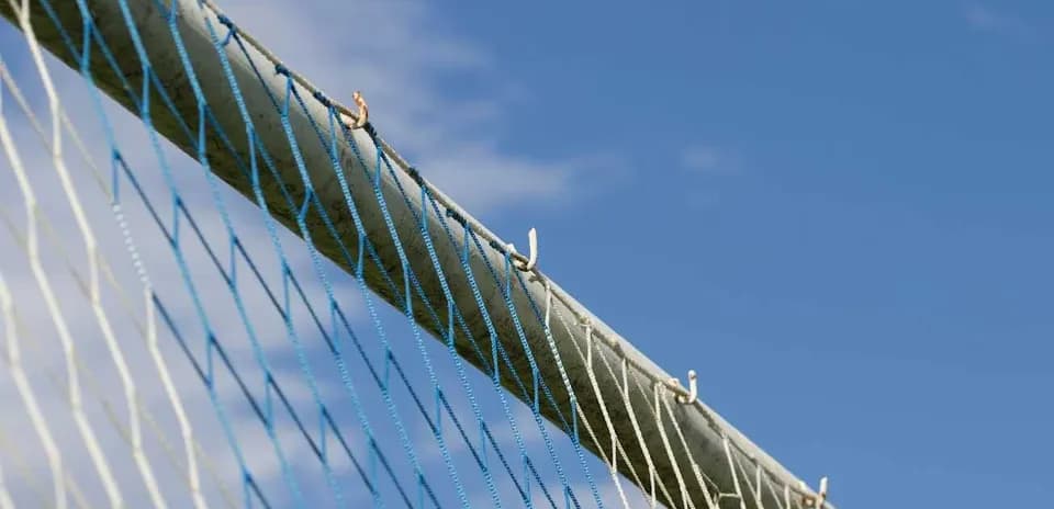 Red de fútbol contra un fondo de cielo azul