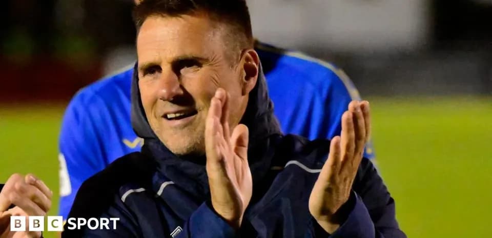 Entrenador aplaudiendo en el campo de juego