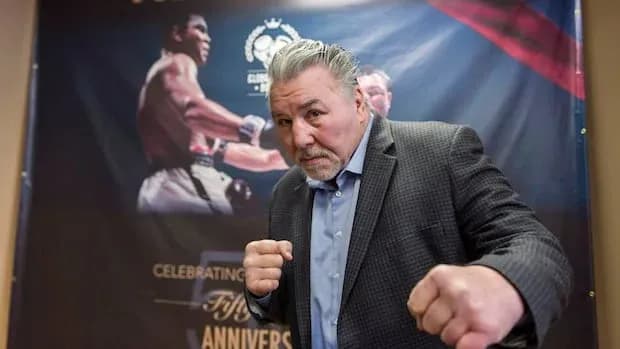 Boxeador posando con puños en evento conmemorativo