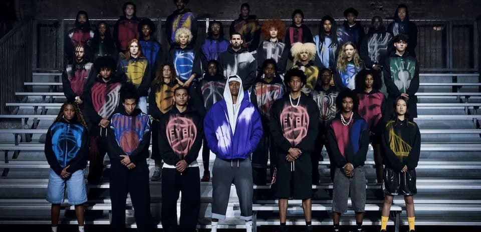 Grupo de personas en sudaderas de diseño colorido