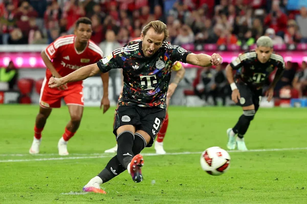Jugador ejecutando un tiro penal durante el partido