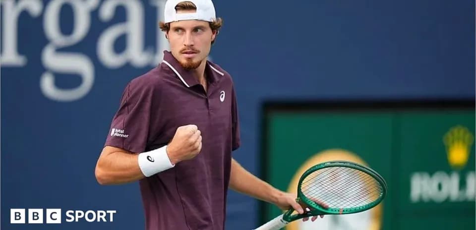 Jugador de tenis celebrando en la cancha