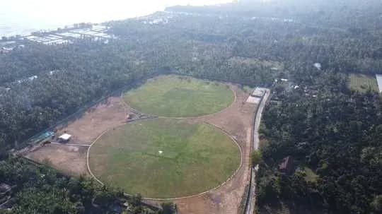 Vista aérea de dos campos de cricket en paisaje verde