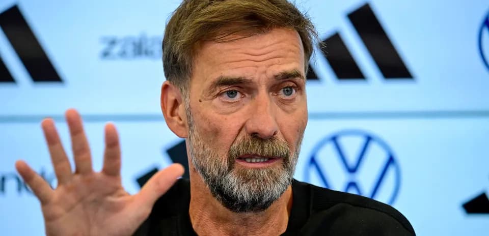 Entrenador hablando en rueda de prensa