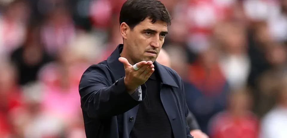 Entrenador dirigiendo a su equipo durante el partido