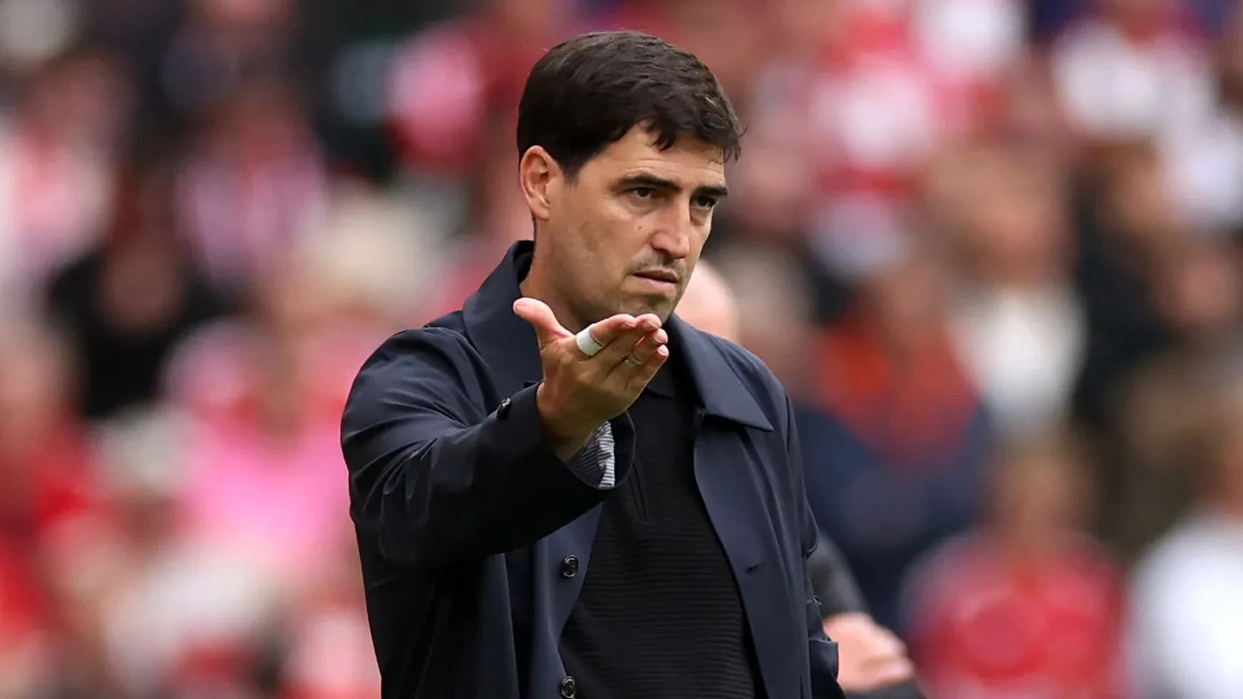 Entrenador dirigiendo a su equipo durante el partido