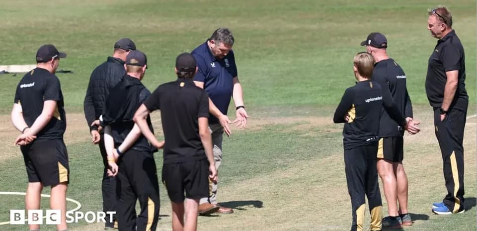 Entrenadores discutiendo en el campo de cricket