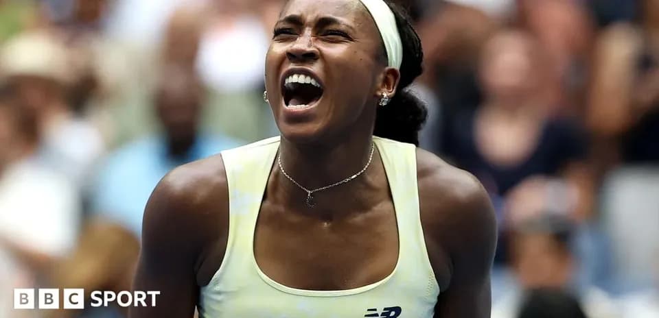 Jugadora de tenis celebrando durante un partido