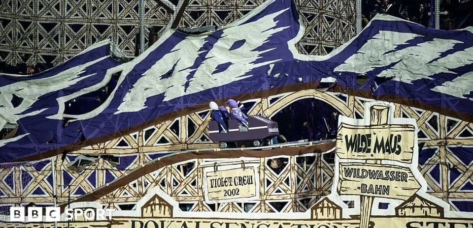 Tifos coloridos en el estadio durante un partido