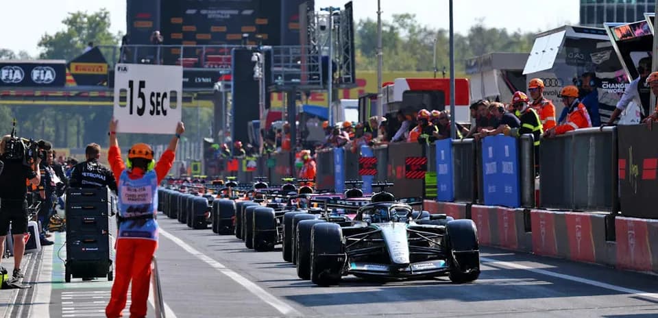 Pilotos de F1 en la parrilla durante el pit stop