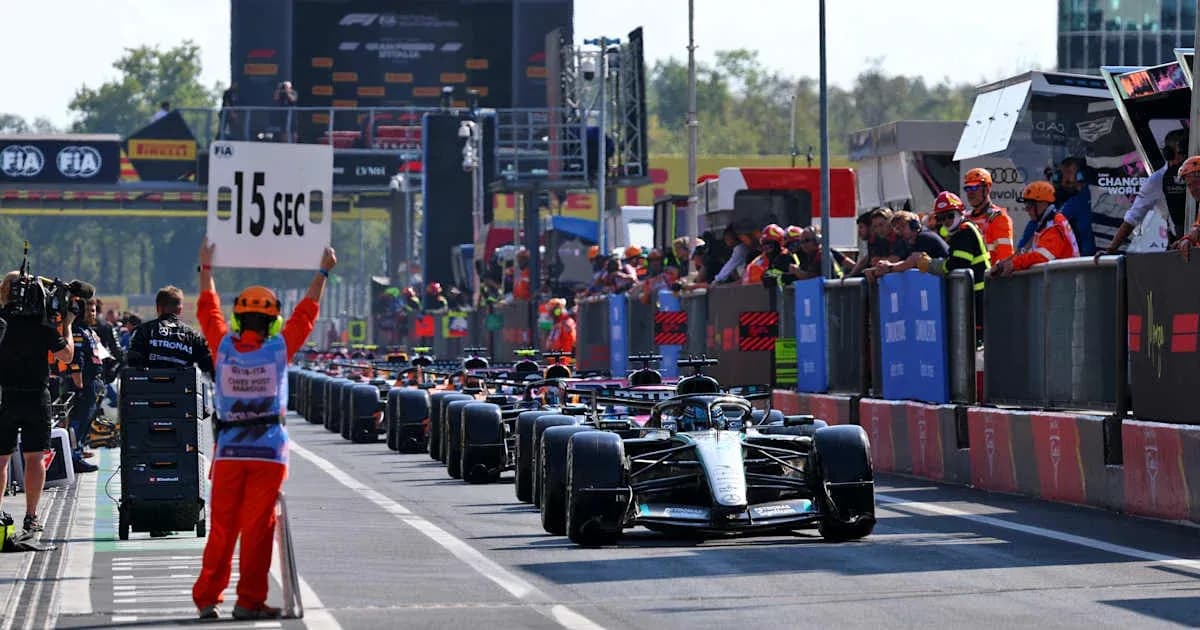 Pilotos de F1 en la parrilla durante el pit stop
