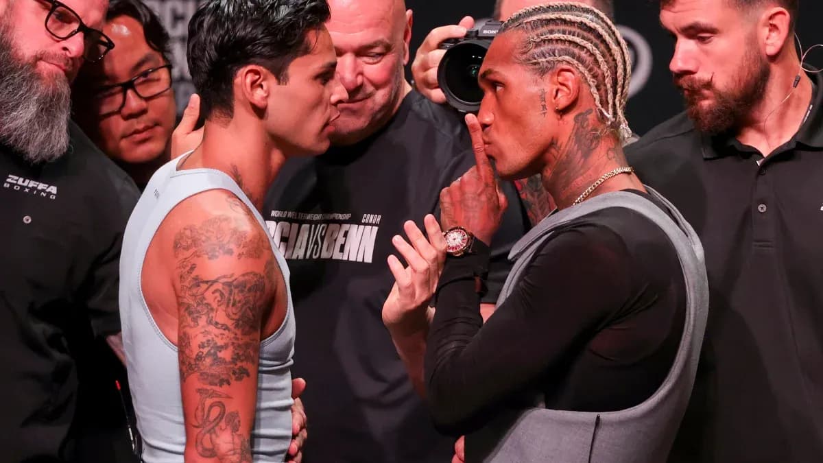 Boxeadores cara a cara en la ceremonia de pesaje
