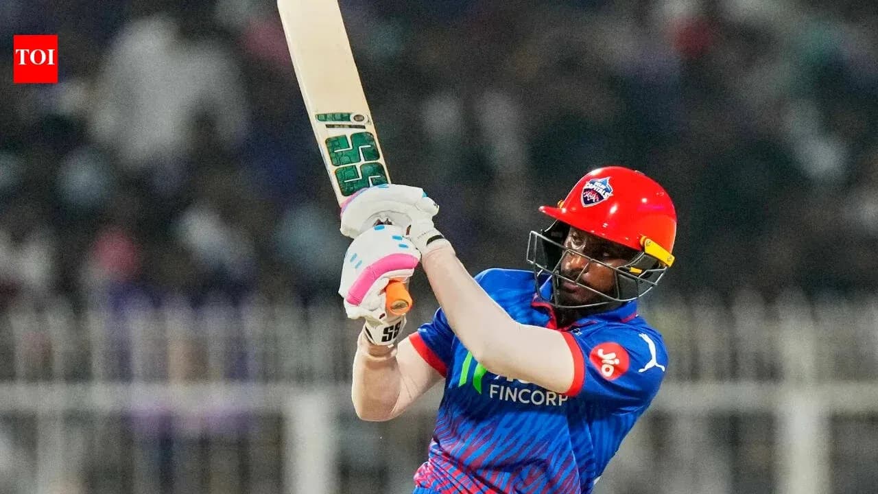 Bateador golpeando la pelota en un partido de cricket