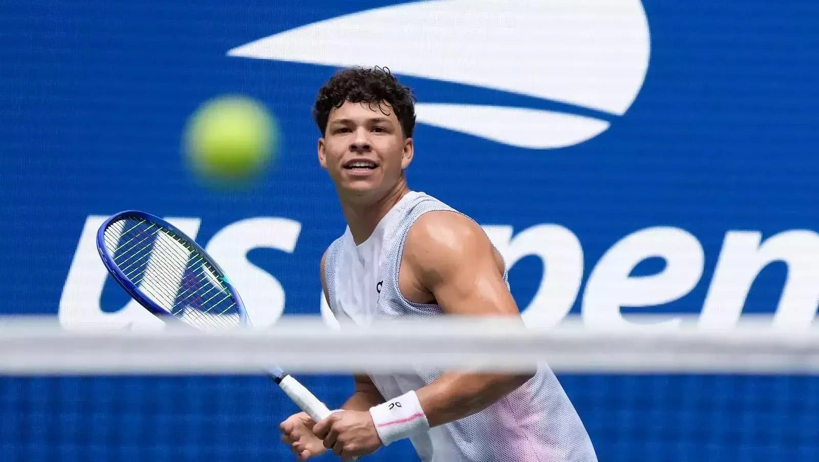 Jugador de tenis preparando un golpe en la cancha