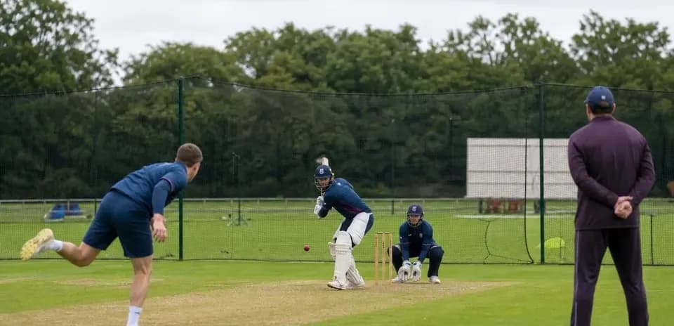 Jugador de cricket bateando en sesión de entrenamiento