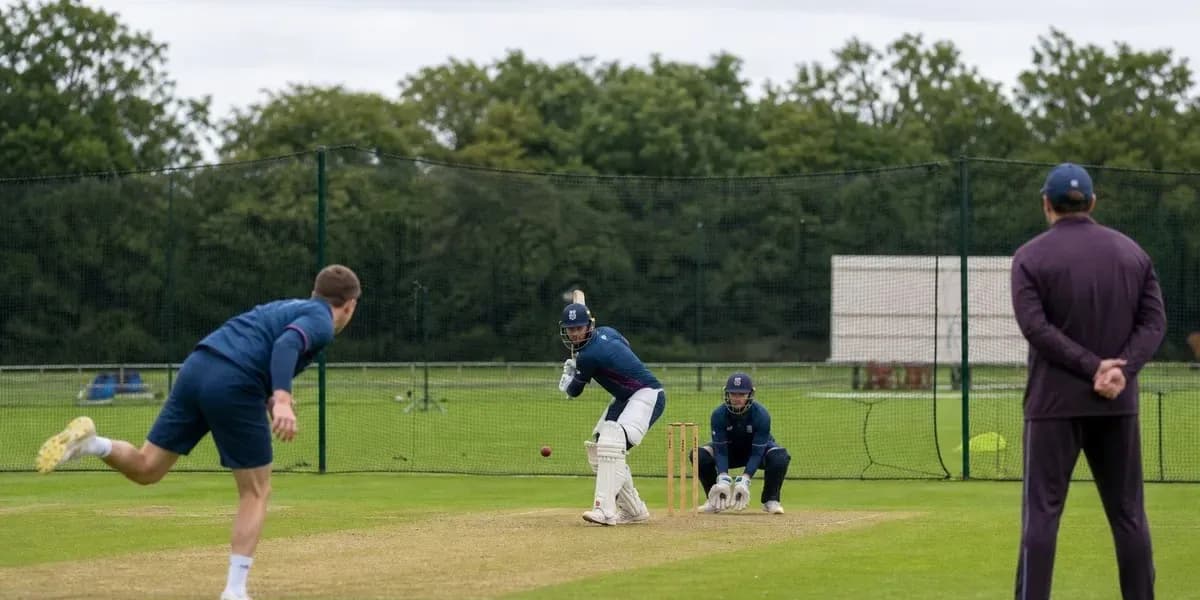 Jugador de cricket bateando en sesión de entrenamiento