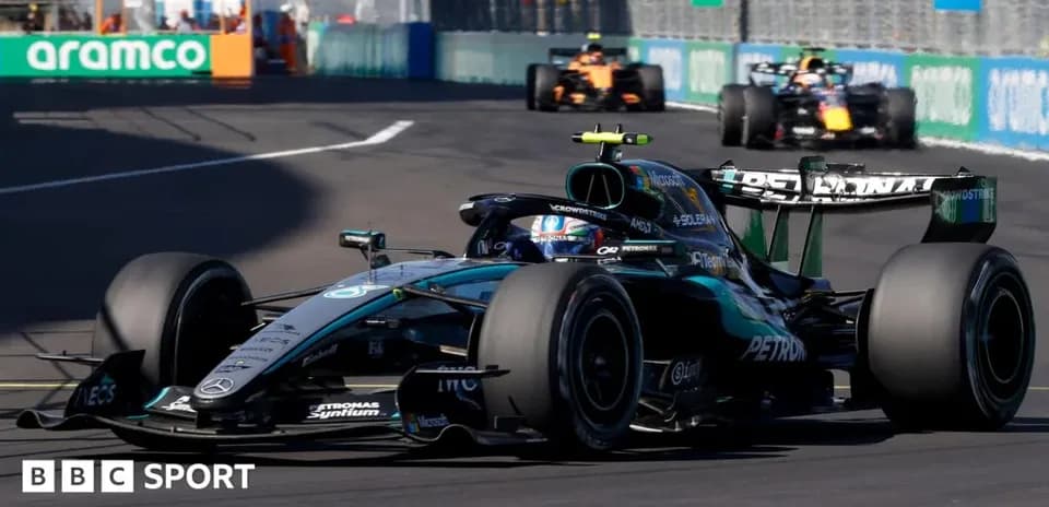 Coche de Fórmula 1 en curva durante carrera