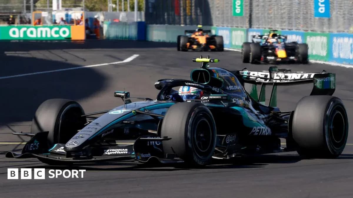 Coche de Fórmula 1 en curva durante carrera