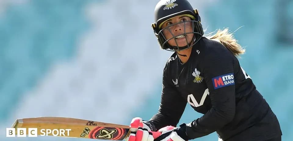 Jugadora de cricket con bate en el campo