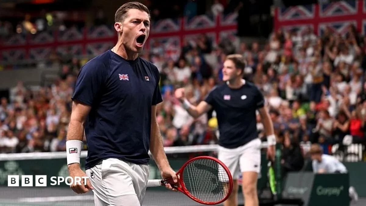 Jugador de tenis celebrando en la cancha