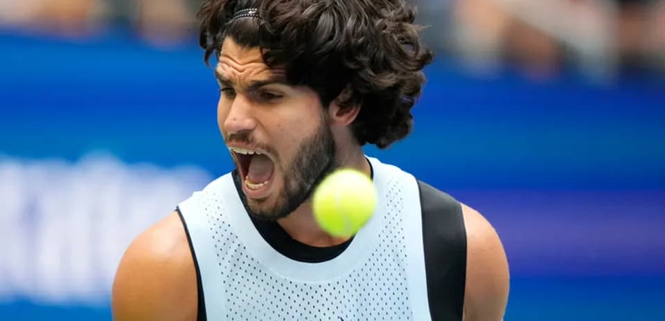 Jugador de tenis golpeando una pelota en partido