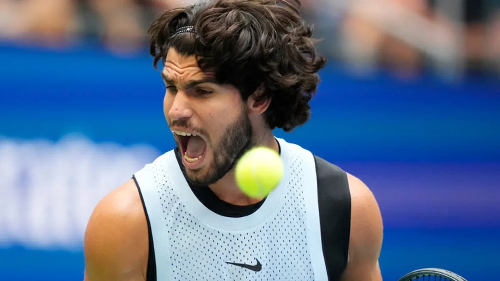 Jugador de tenis golpeando una pelota en partido