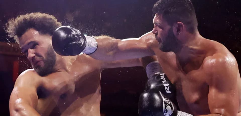 Boxeadores intercambiando golpes en el ring