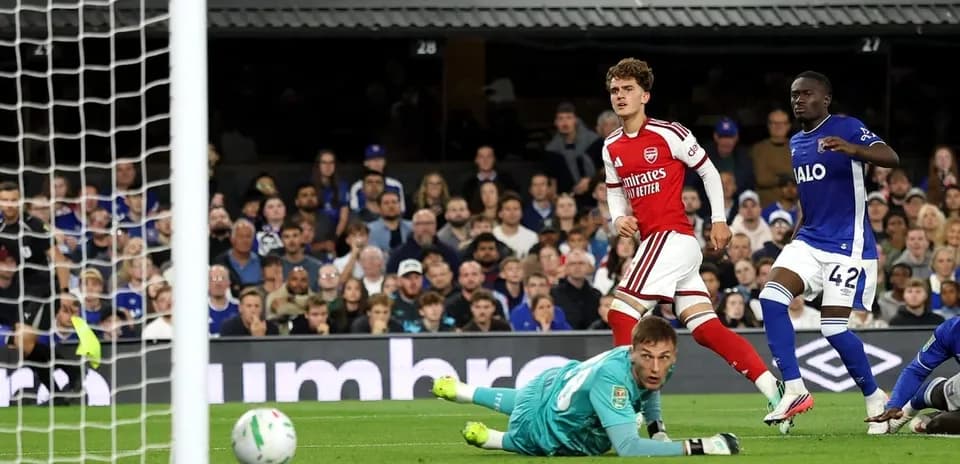 Jugador de Arsenal celebra un gol mientras el portero cae