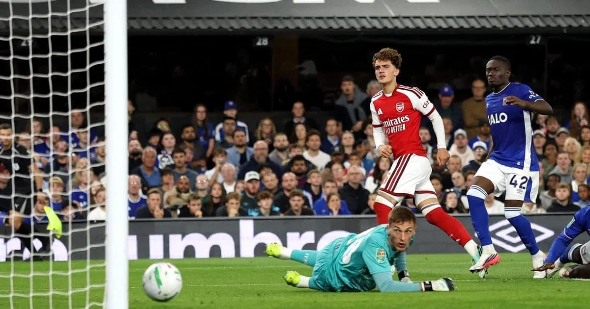 Jugador de Arsenal celebra un gol mientras el portero cae