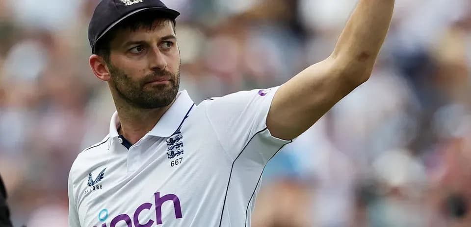 Jugador de cricket saludando con la mano