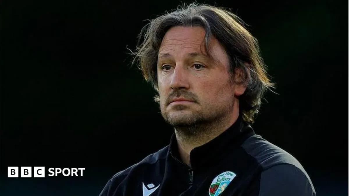 Entrenador de fútbol en conferencia de prensa