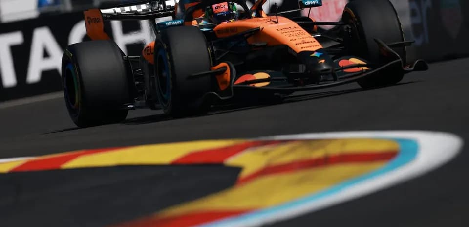 Coche de Fórmula 1 en pista durante carrera