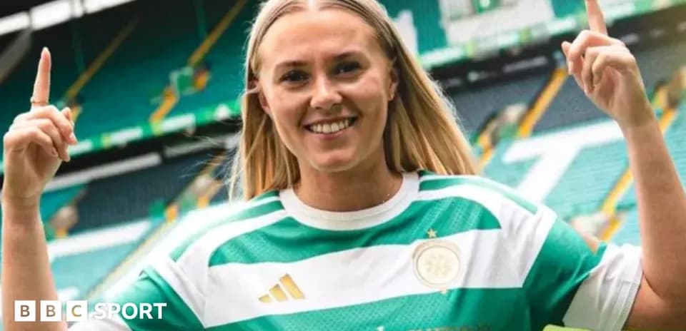 Jugadora de fútbol posando en camiseta de Celtic