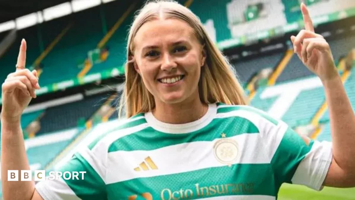 Jugadora de fútbol posando en camiseta de Celtic